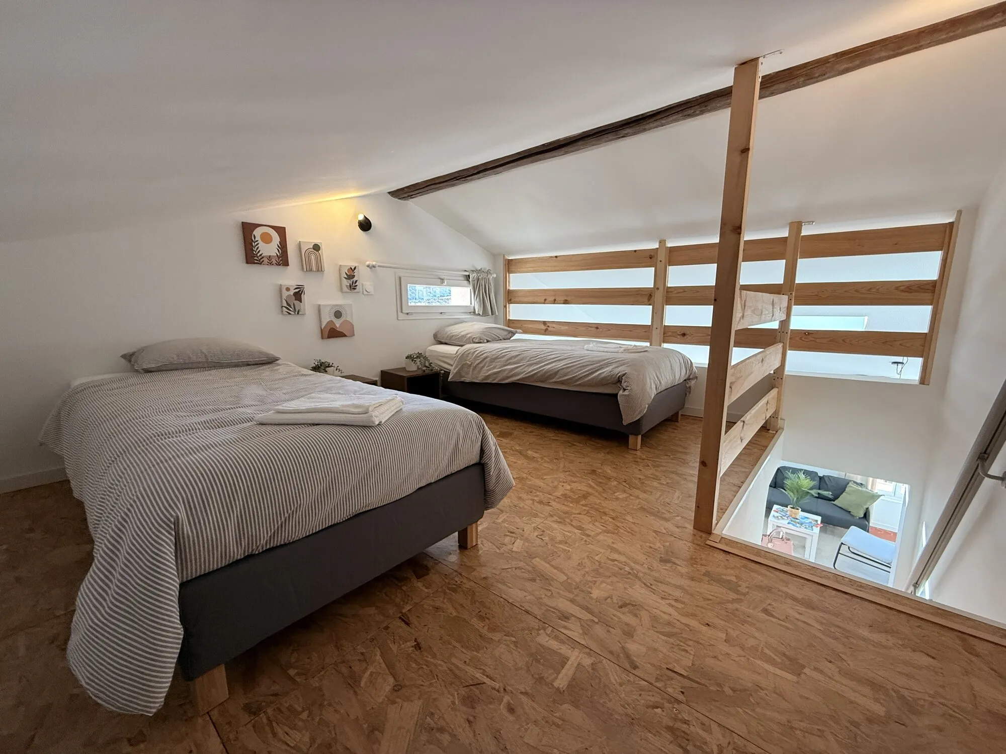 Chambre sous combles avec mezzanine et parquet