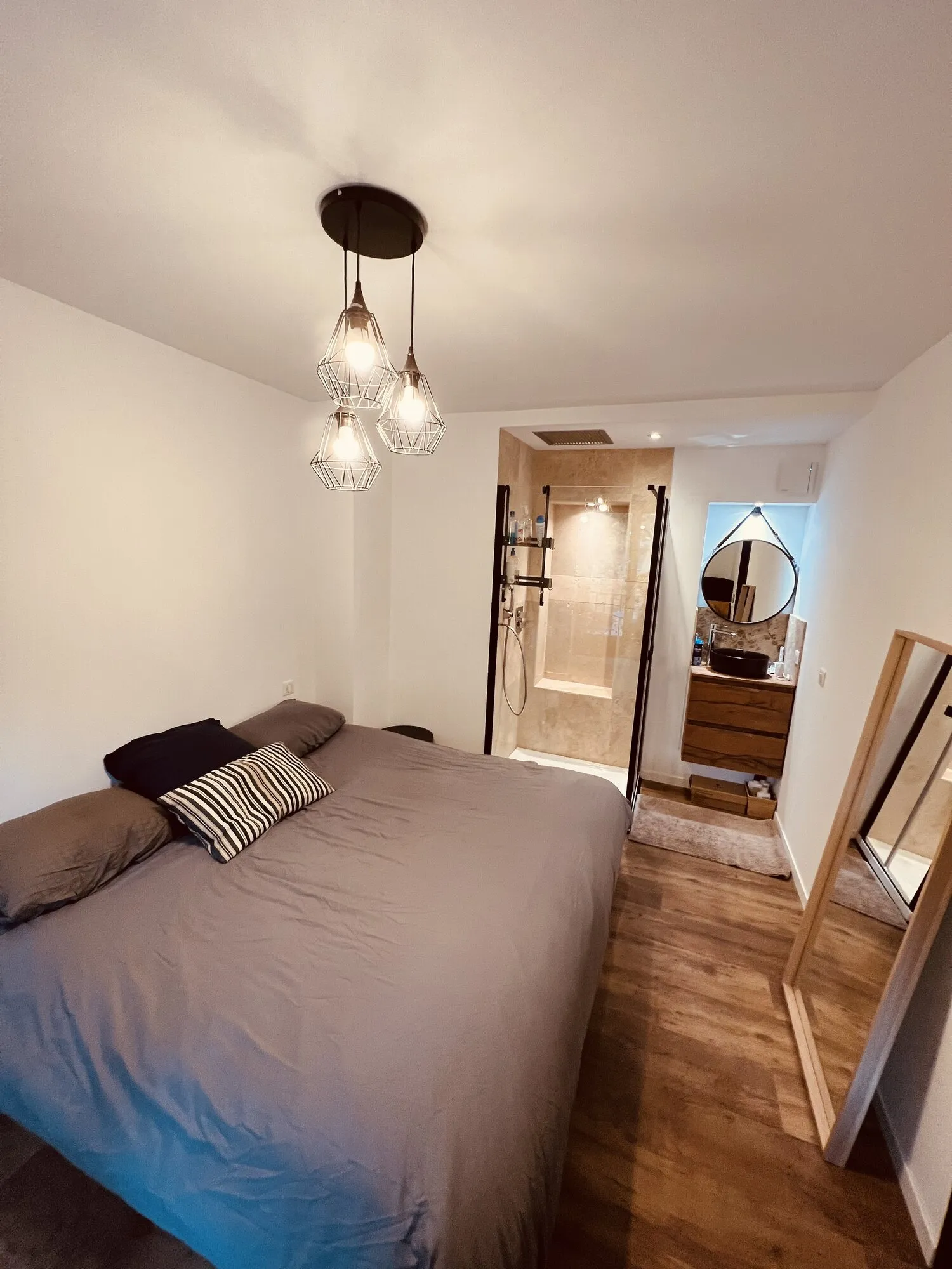 Chambre parentale avec parquet et suspension