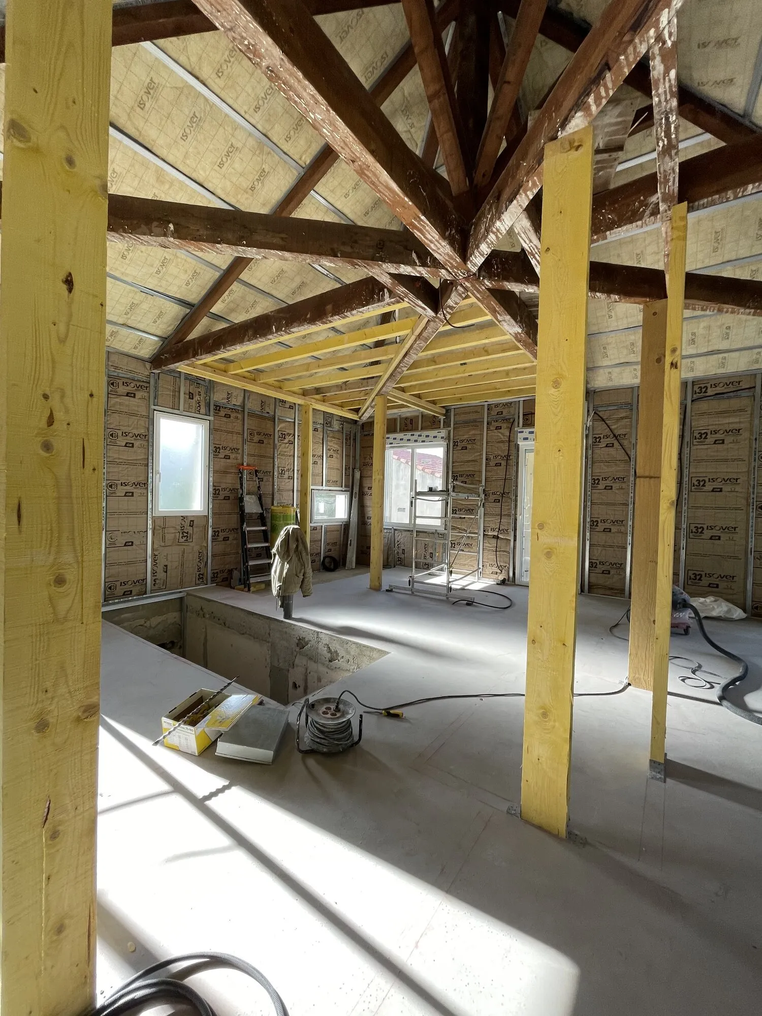 Charpente renforcée et murs préparés pendant une rénovation complète