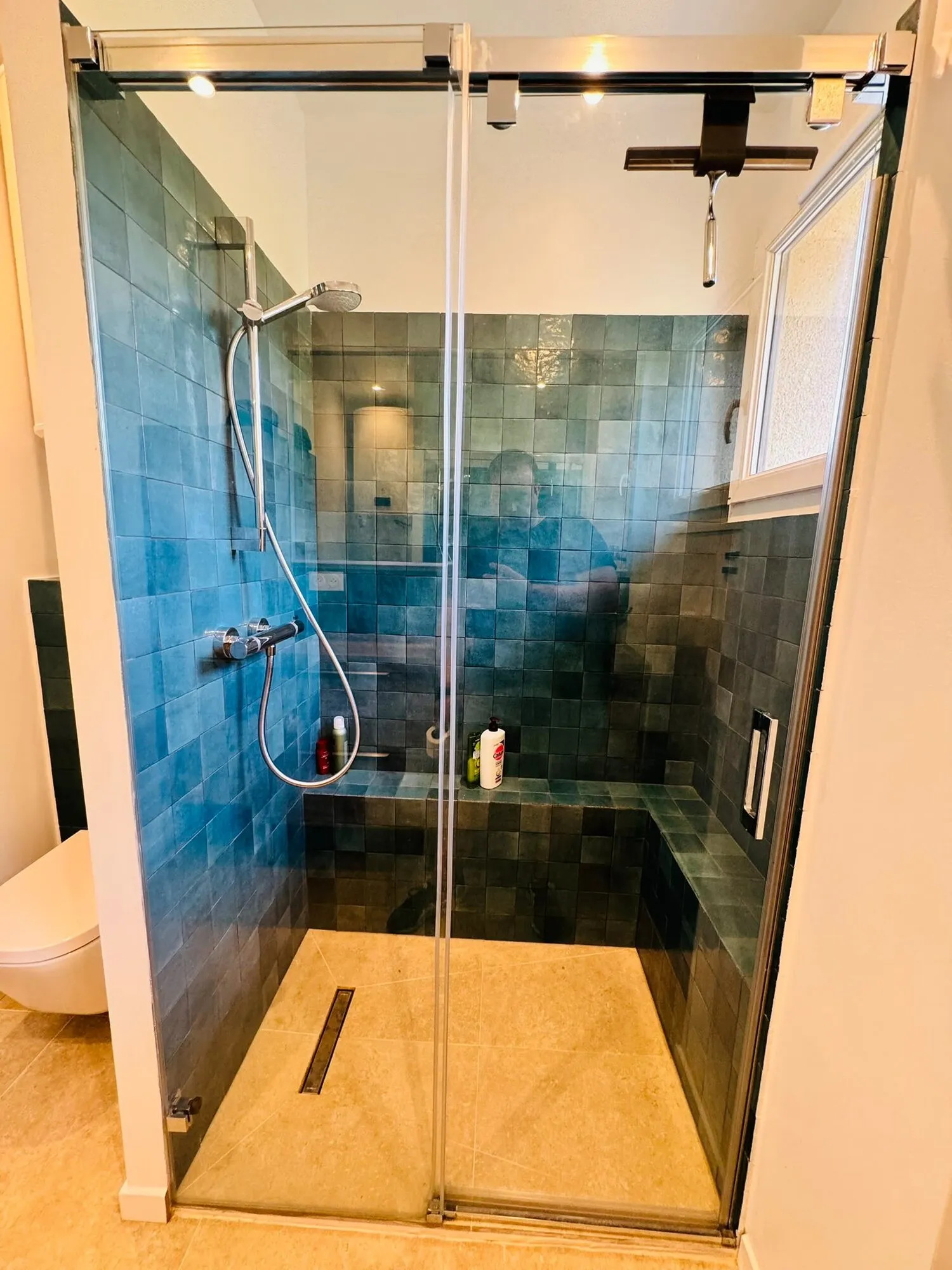 Douche à l'italienne en zellige bleu avec paroi vitrée