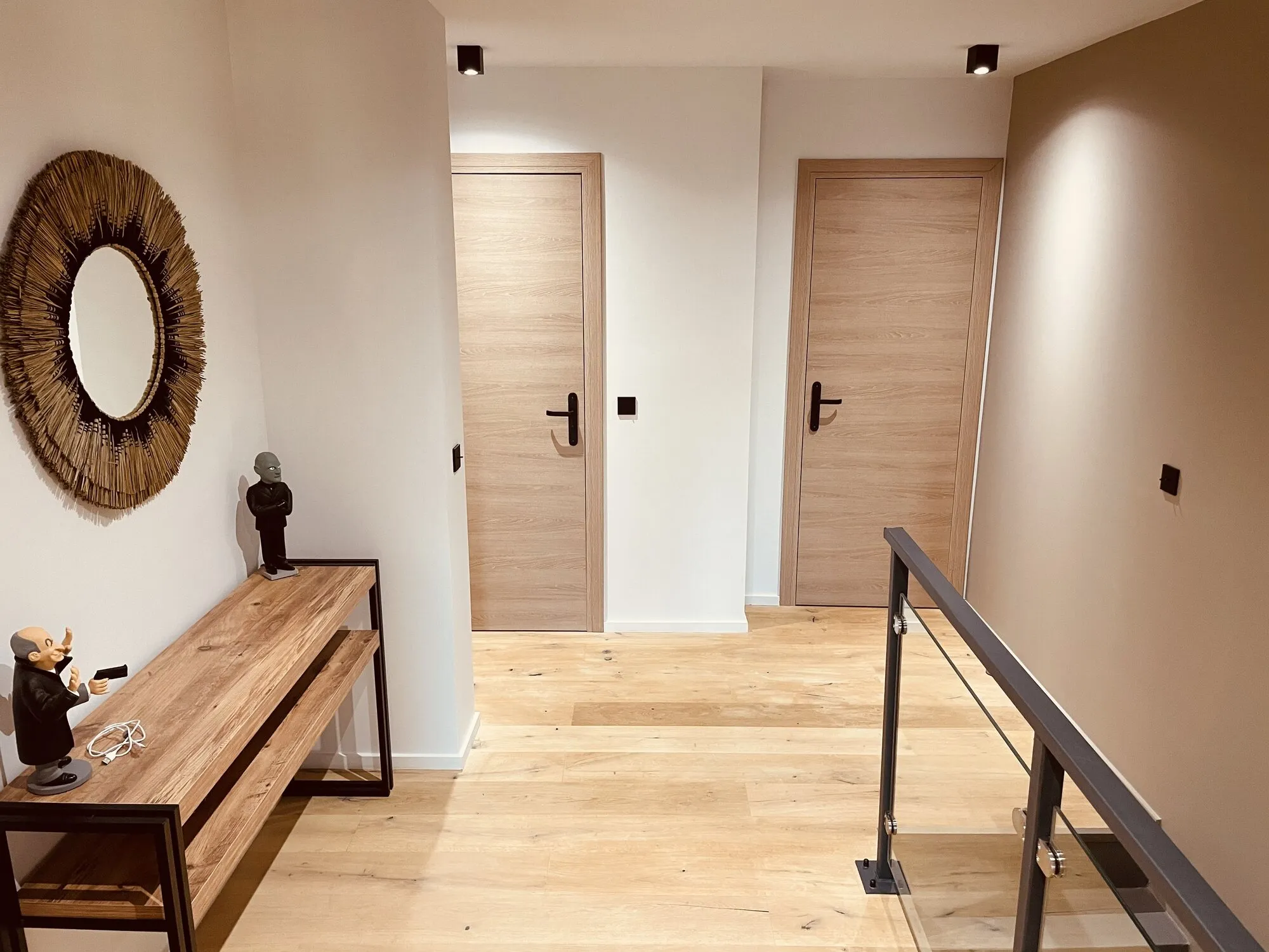 Entrée rénovée avec parquet en chêne clair et portes bois