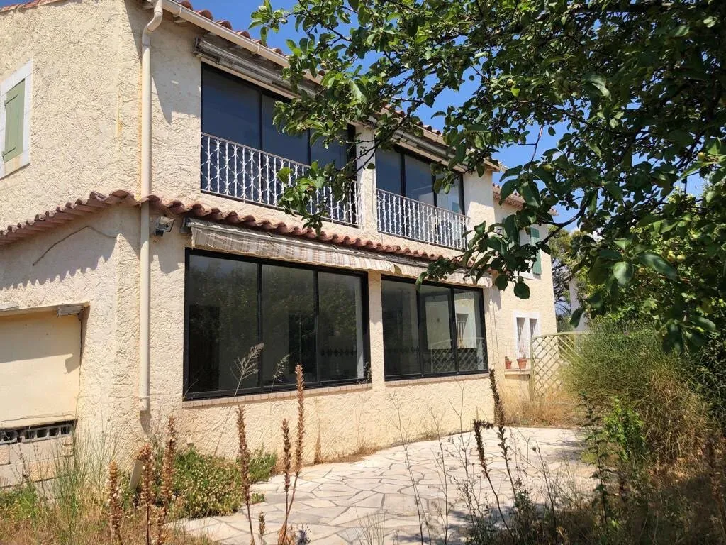 Façade de maison avant travaux avec anciennes menuiseries