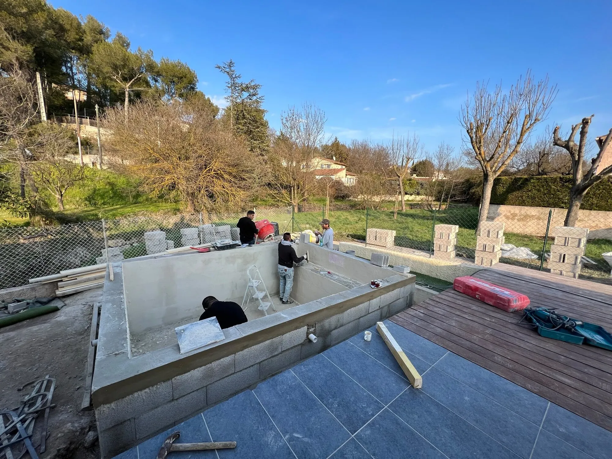 Bassin de piscine en cours de maçonnerie