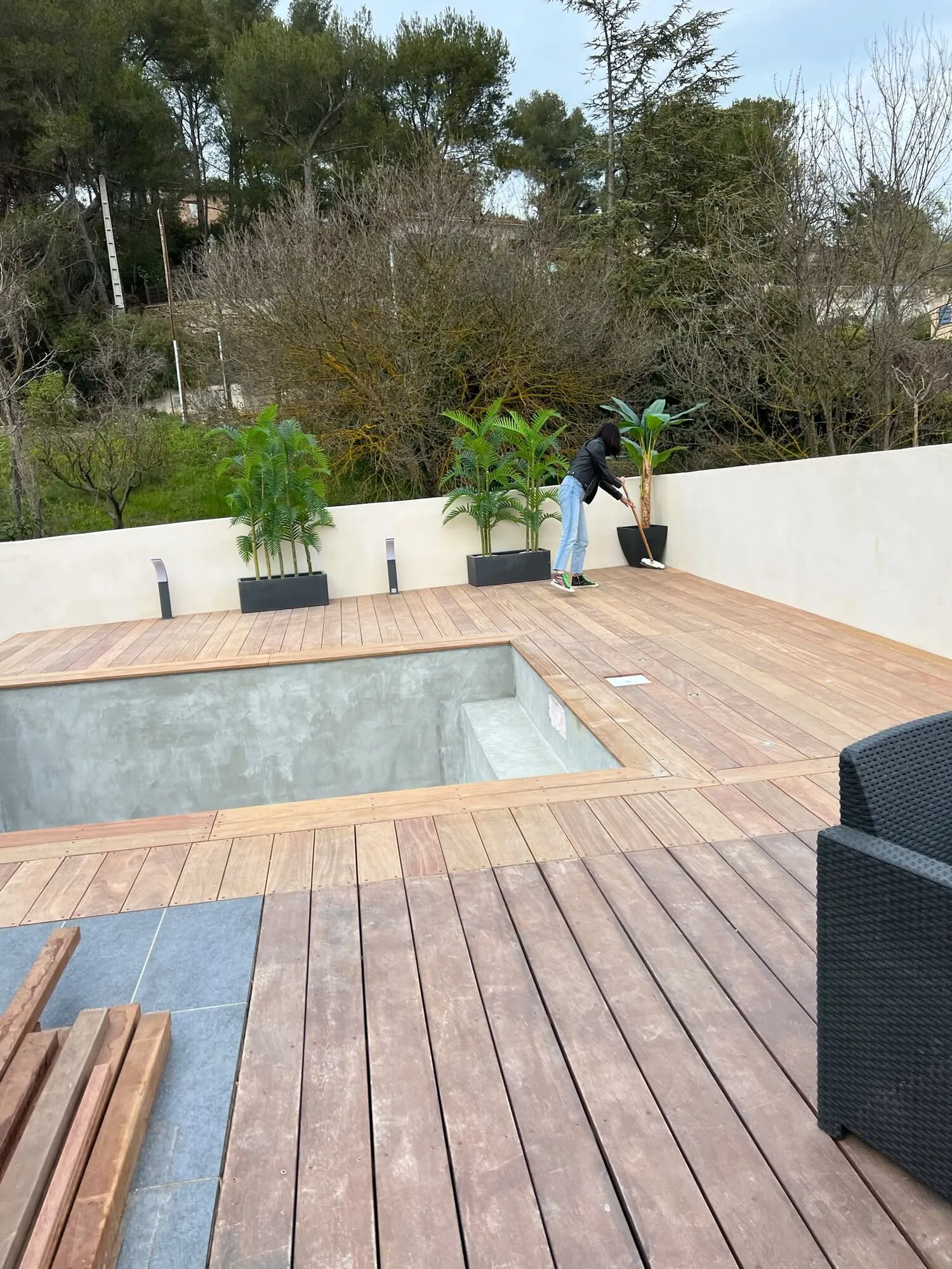 Pose de la terrasse bois autour de la piscine