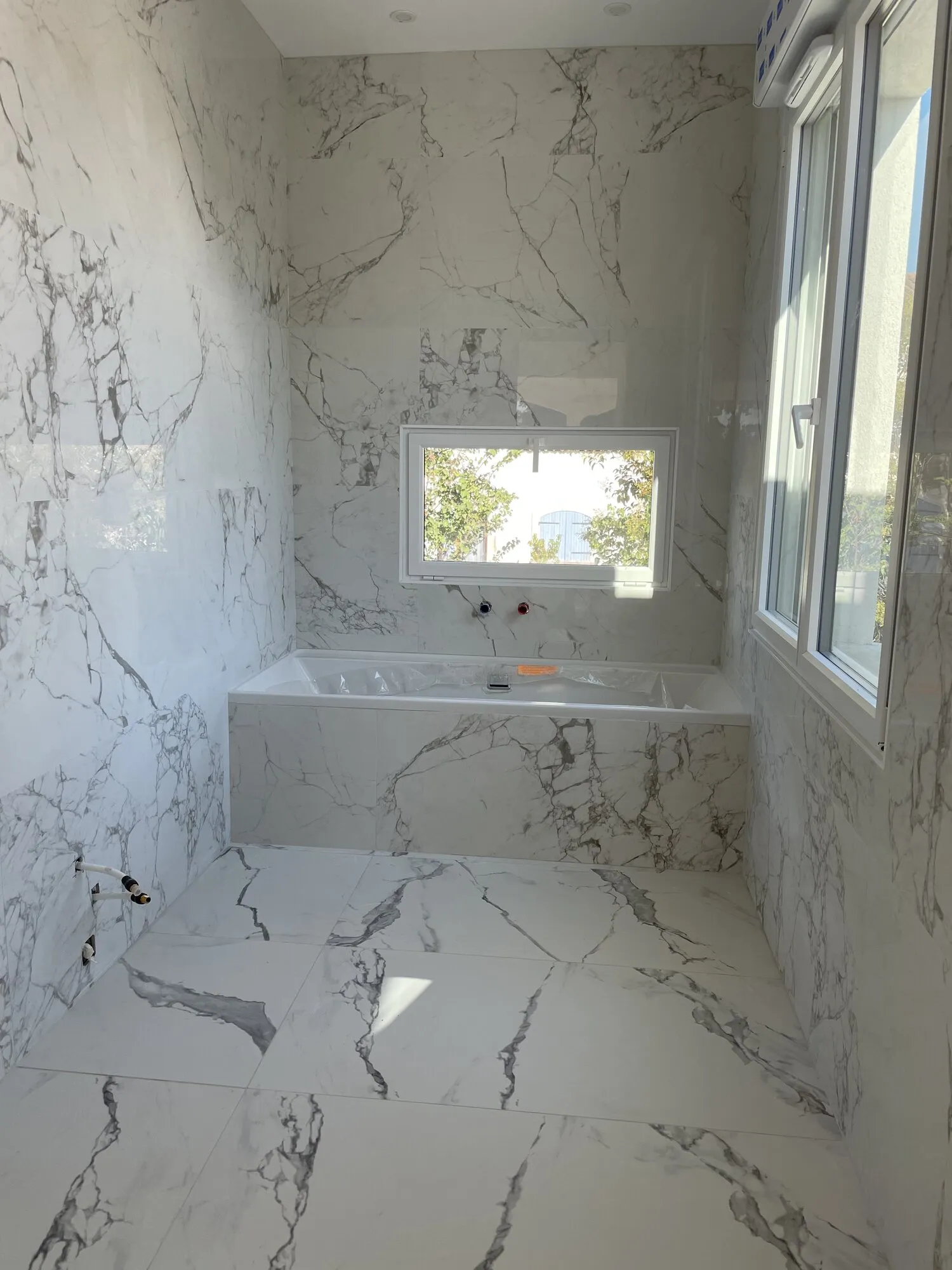 Salle de bains rénovée en carrelage effet marbre